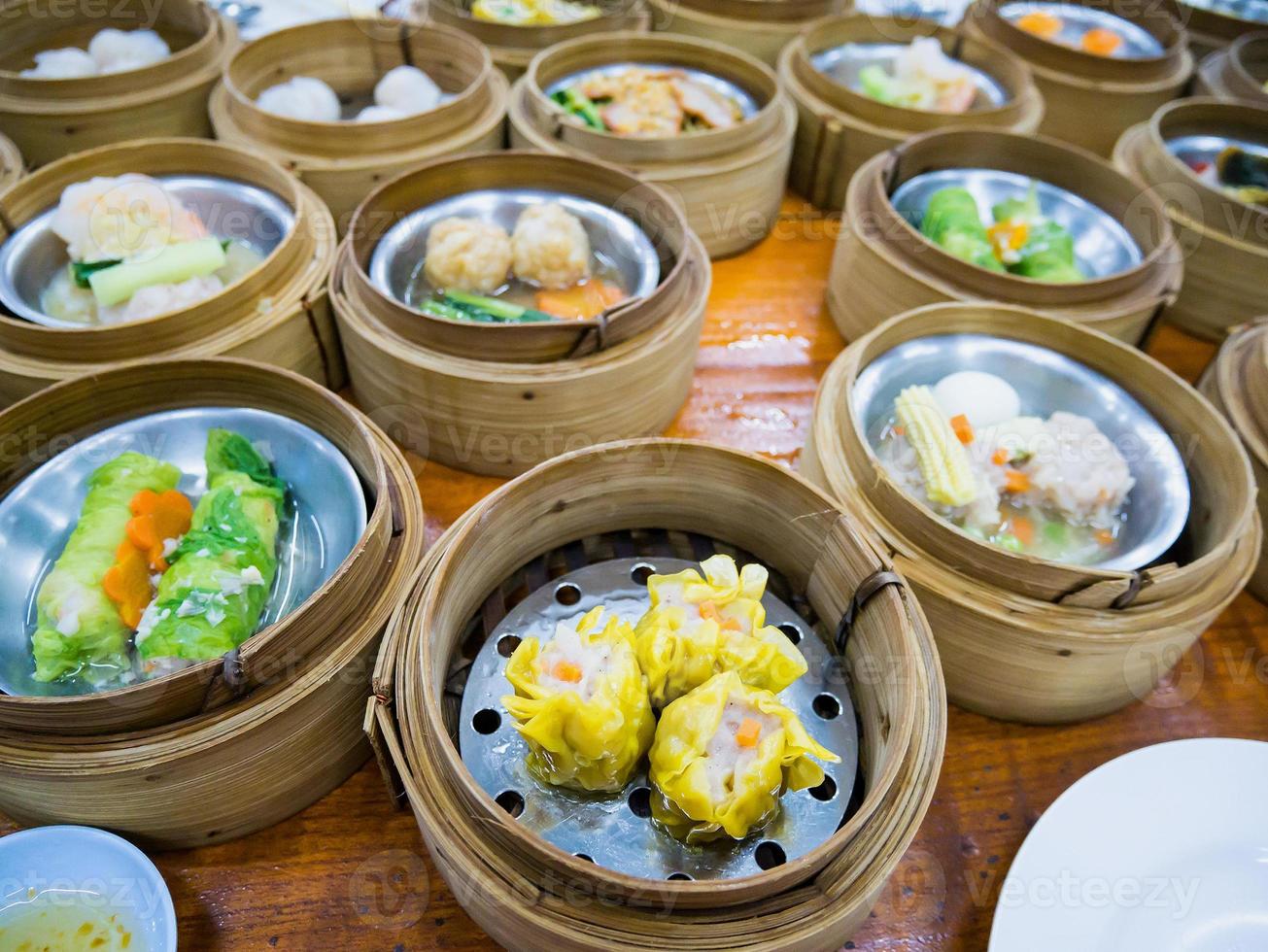 verschiedene Dim Sum im Bambusdampfer foto