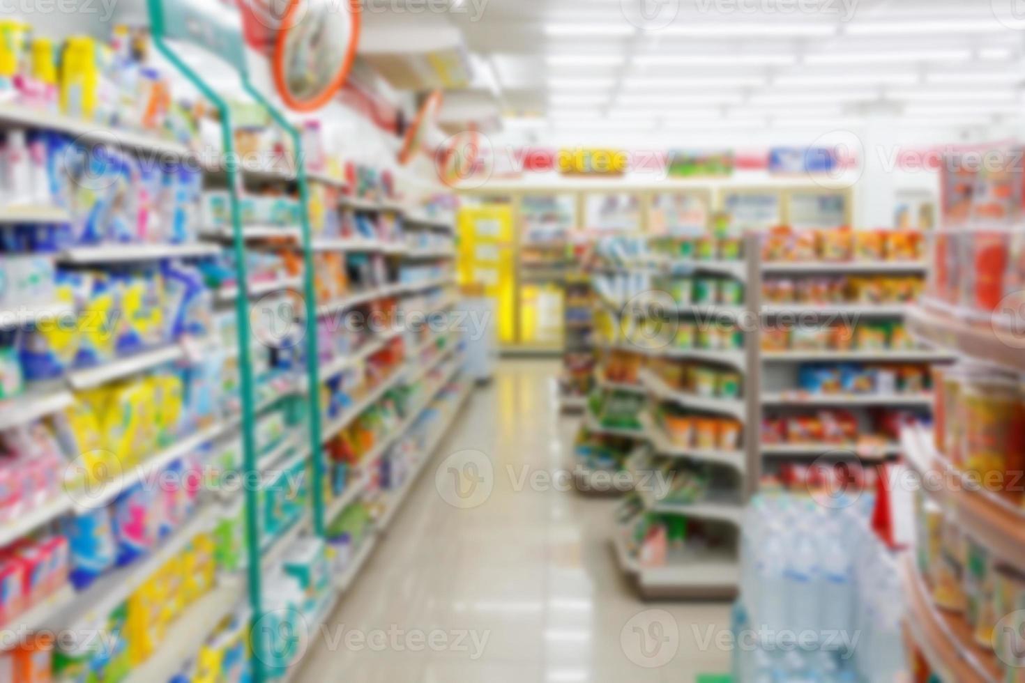 unscharfer Supermarkt-Convenience-Store-Gang für den Hintergrund foto