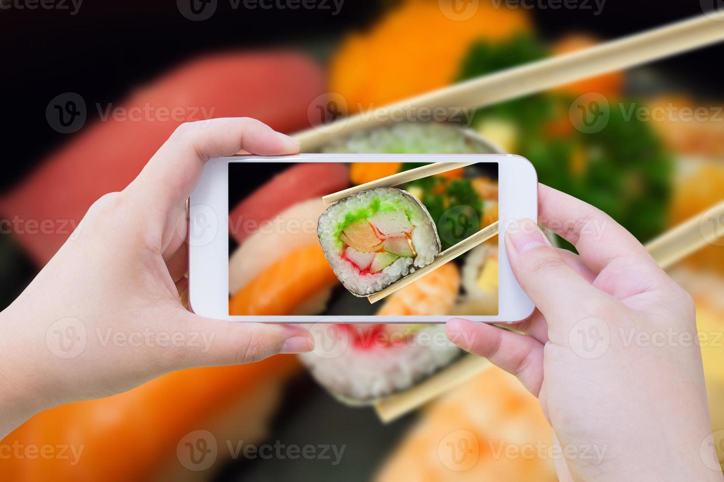 Sushi-Maki in Stäbchen foto