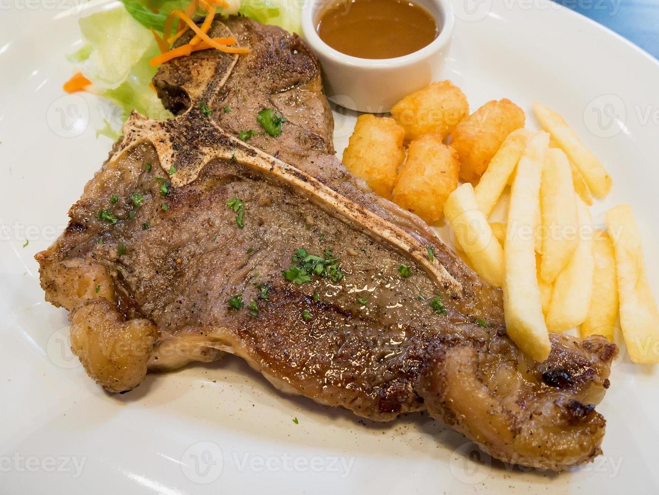 Gegrilltes T-Bone-Steak foto