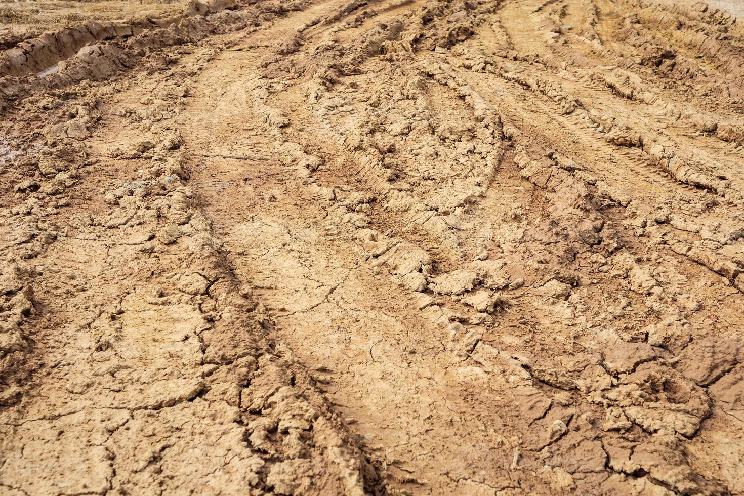 Radspuren auf ländlichen Schotterweg foto