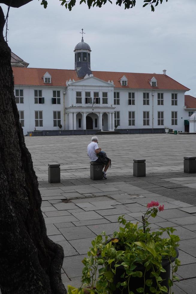 die frontansicht des jakarta history museum batavia museum befindet sich in der alten stadt kota tua von jakarta, indonesien. foto