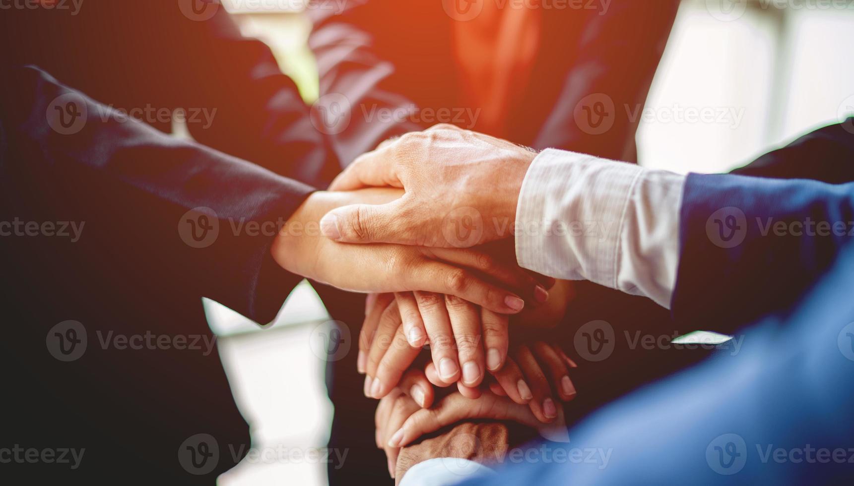 Teamwork-Nahaufnahme junger Geschäftsleute, die sich die Hände schütteln. zeigt hervorragende Arbeit. Handauflegen zur Förderung der Arbeitseinheit und des Teamwork-Konzepts foto