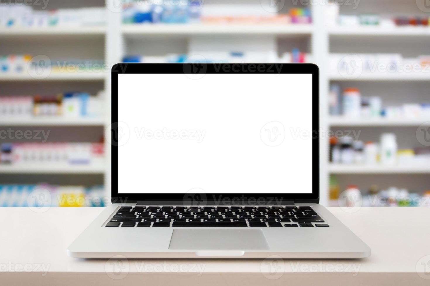 Apotheke mit Laptop-Computer auf der medizinischen Theke foto