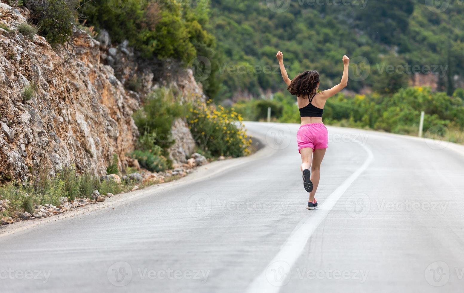 Der Läufer war fertig und hob die Hände, eine Frau beim abendlichen Joggen foto