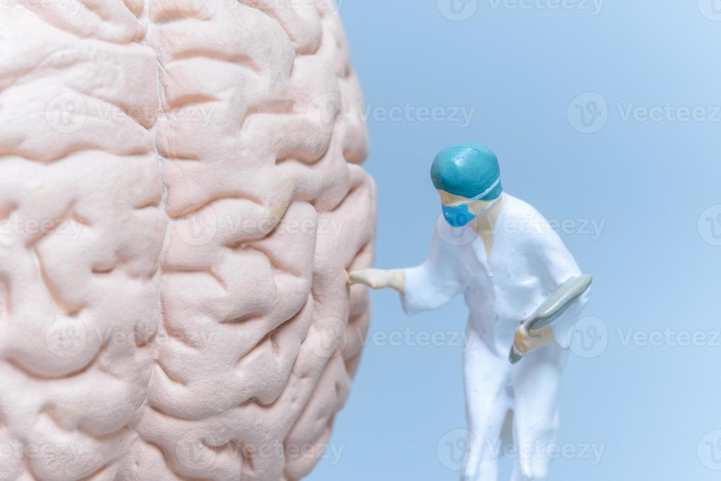 Miniatur-Chirurg, der das Gehirn des Patienten analysiert foto