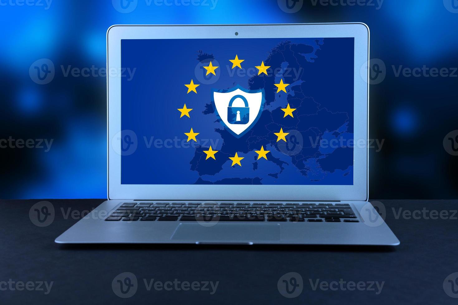 Sperrsymbol und Schildsymbol auf dem Hintergrund der EU-Flagge auf dem Laptop-Bildschirm. DSGVO, Datenschutz-Grundverordnung, Europäisches Datenschutzgesetz. Platz kopieren. foto