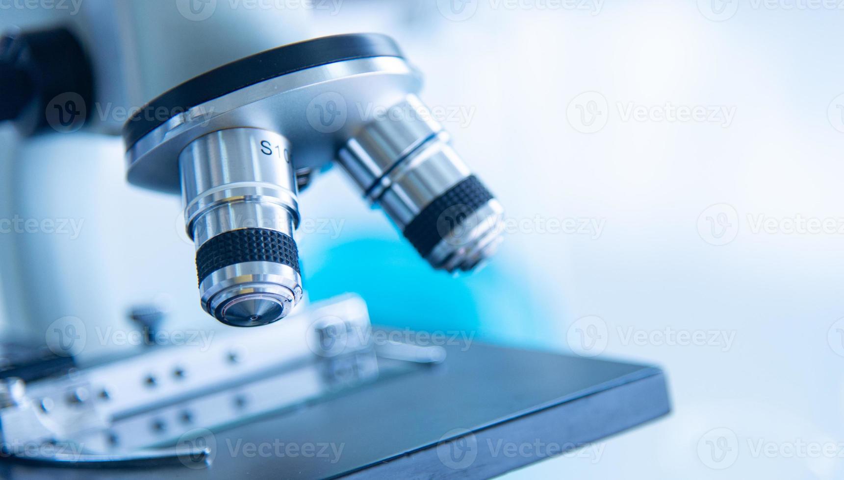 Das geschlossene Mikroskop len ist wissenschaftliche Ausrüstung in Biologie, Chemie, medizinischem Forschungslabor für Wissenschaftler oder Studenten in der Ausbildung foto
