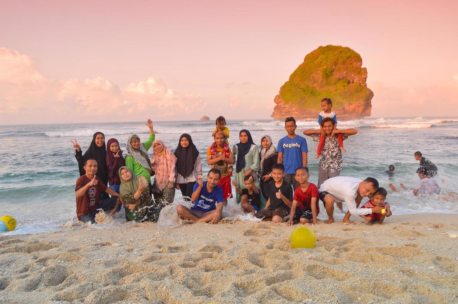 malang, indonesien, 2022 - strandatmosphäre mit menschen, die fotos während des eid al-fitr-urlaubs nach der pandemie 2022 an der küste von goa china, malang, treffen