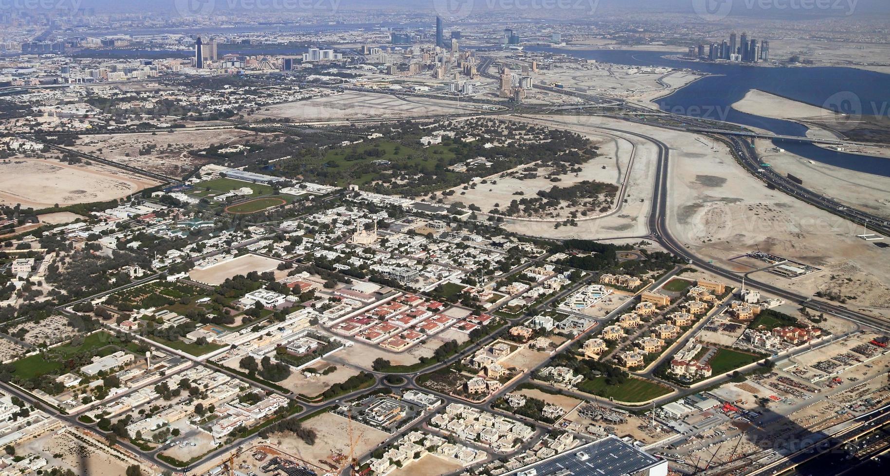 Luftaufnahme über das Stadtzentrum von Dubai an einem sonnigen Tag foto