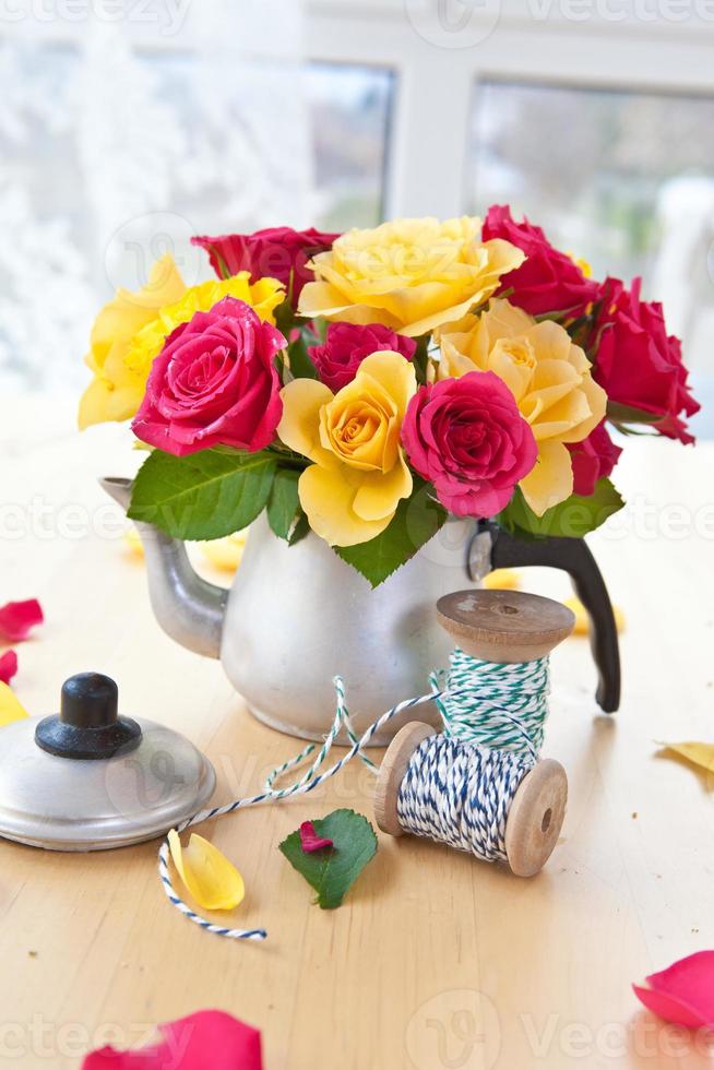 bunte Rosen in einer Teedose foto