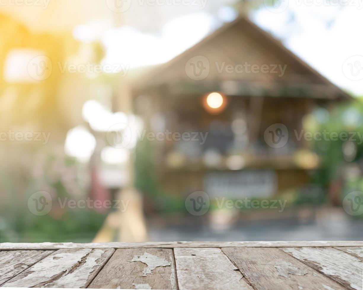 Alter Holzbalkon, der mit Kopierraum nach vorne ragt foto