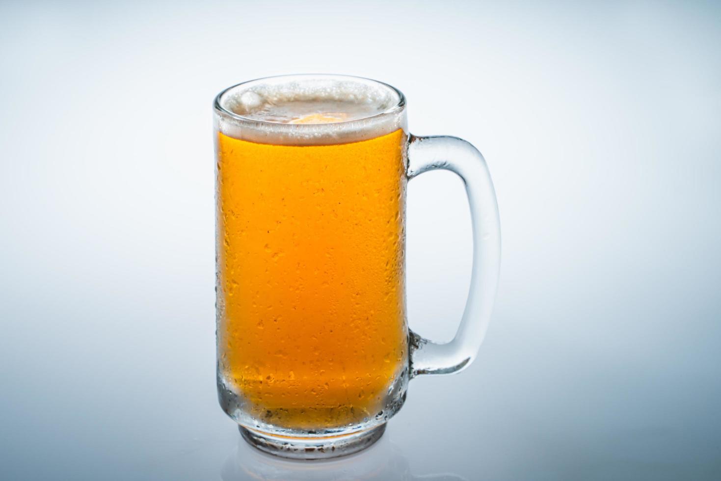 Eiswürfel fiel in das Wasserglas. Wasser spritzte aus dem klaren Glas. frisches Konzept foto