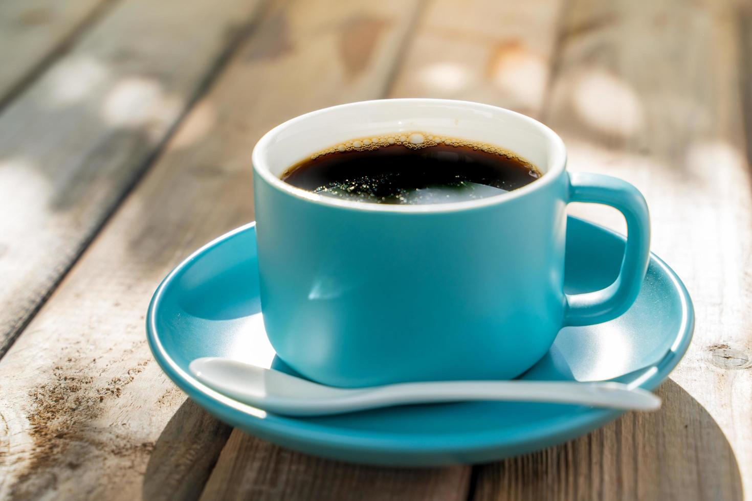 Blaue Kaffeetasse aus Keramik auf dem alten Holzboden. Weicher Fokus. flacher Fokuseffekt. foto