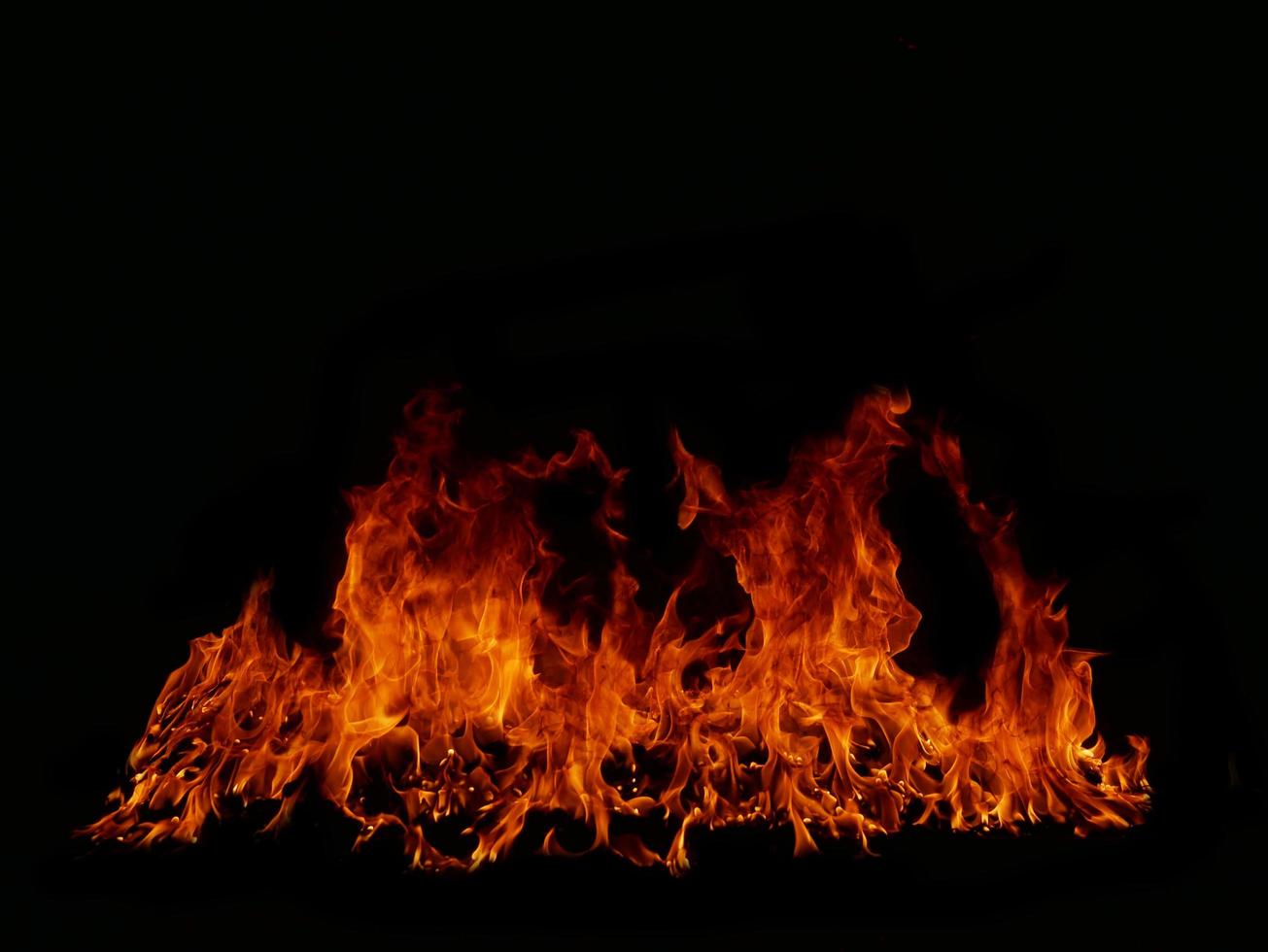 Flamme Flammentextur für seltsame Form Feuerhintergrund Flammenfleisch, das vom Herd oder vom Kochen verbrannt wird. Gefahrengefühl abstrakter schwarzer Hintergrund geeignet für Banner oder Werbung. foto