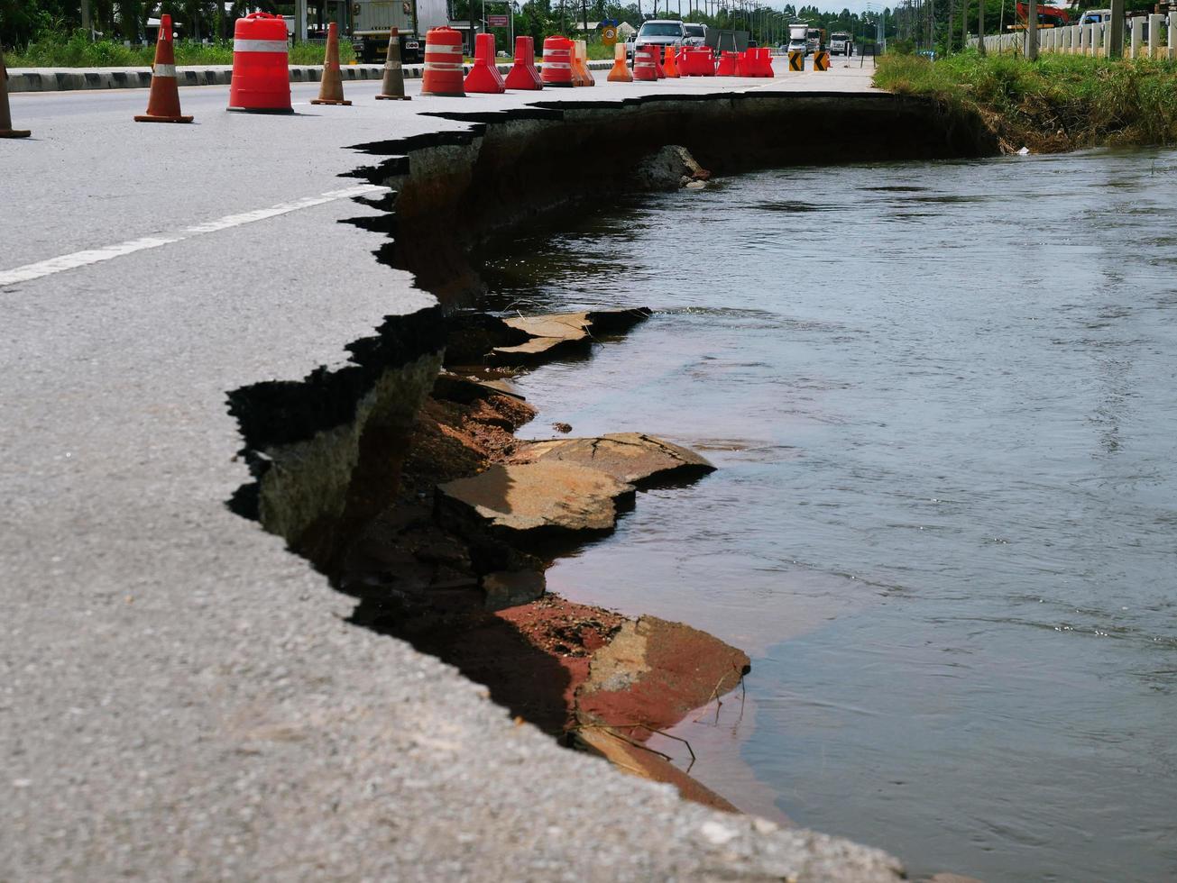 Naturkatastrophen haben Straßenoberflächen beschädigt und Straßenoberflächen beschädigt. Verkehrsstaus verursachen foto