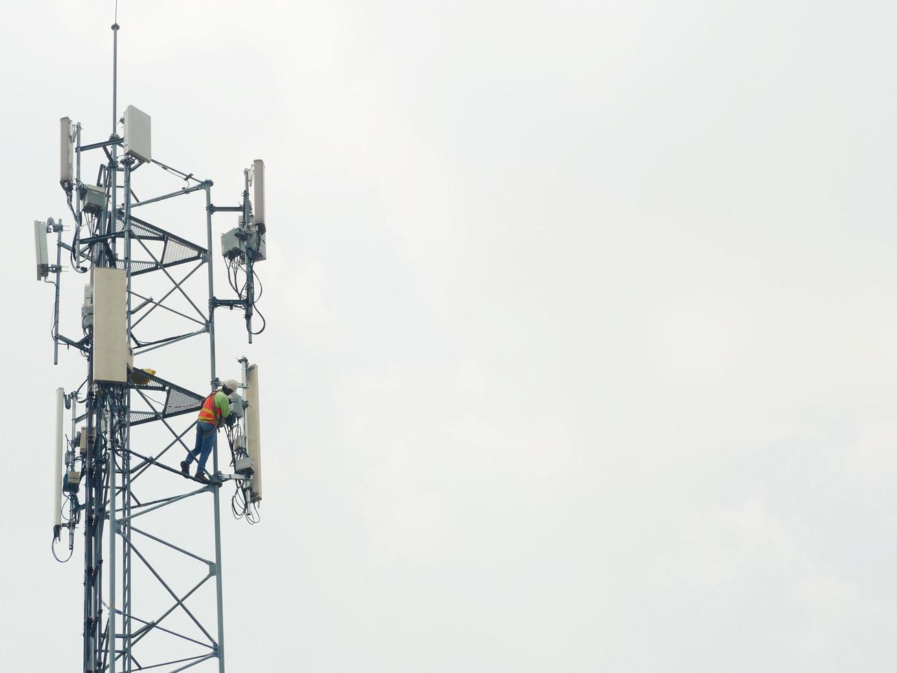 Closeup Auto Haifischflosse drahtlose Antenne auf blauem Dach. gps-antenne  haifischflossenform auf einem auto für radionavigationssystem. bin fm  autoradio antenne. Auto auf Parkplatz im Freien geparkt. 8820432  Stock-Photo bei Vecteezy