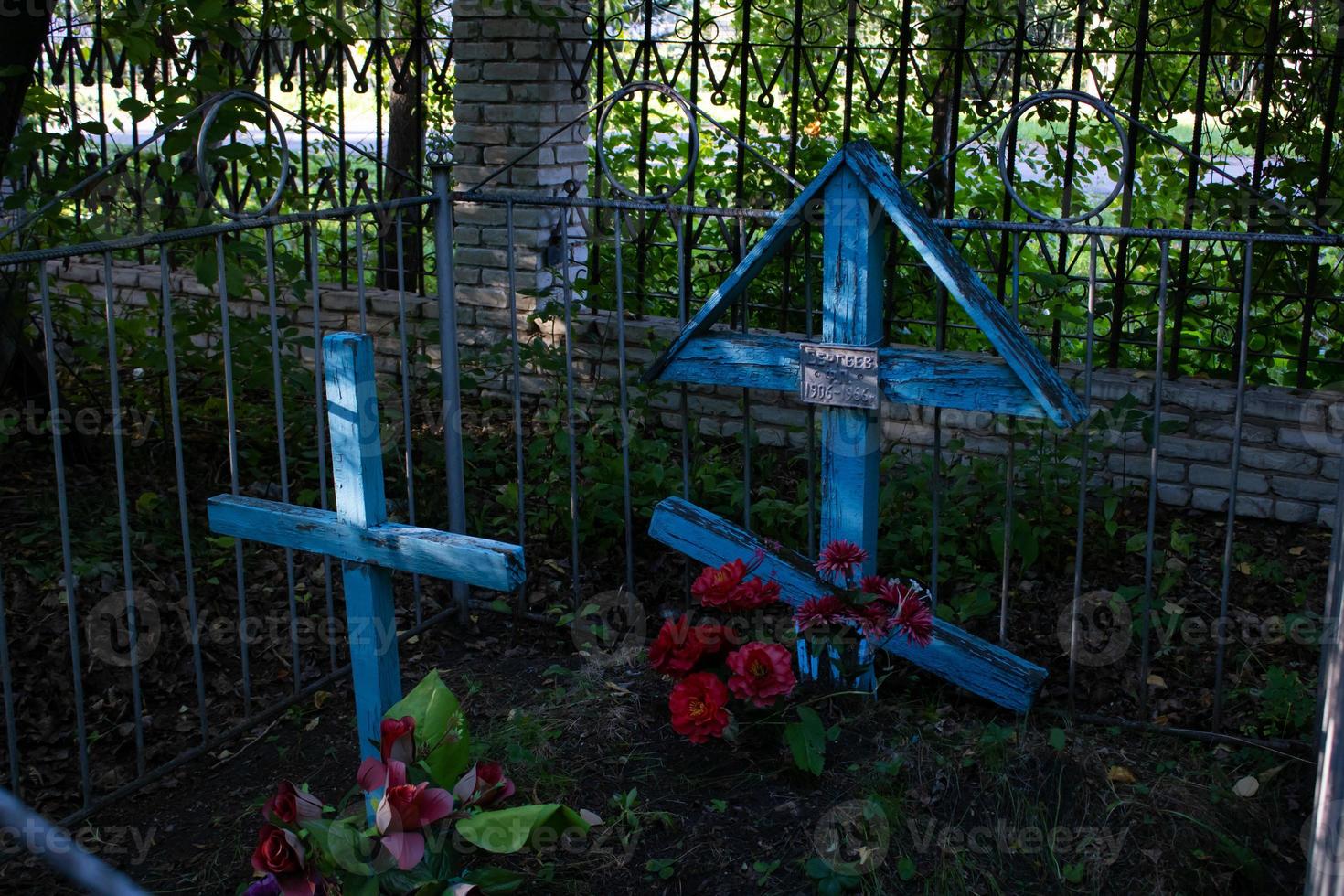 Grab auf dem alten Friedhof. altes Kreuz foto