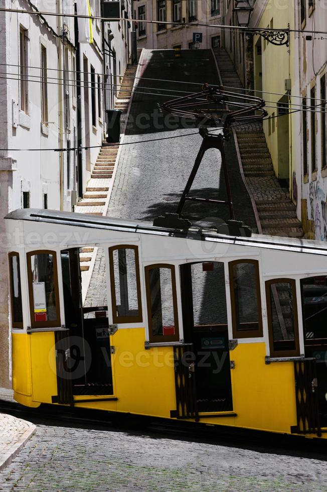 Seitenansicht der leeren gelben Bica-Standseilbahn in Lissabon, Portugal foto
