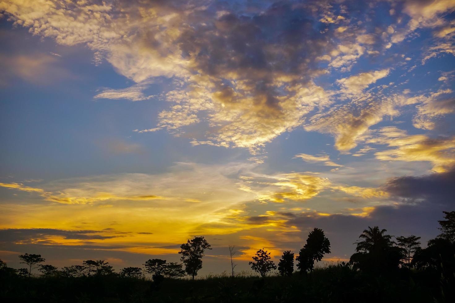 dramatischer roter und orangefarbener Himmel und abstrakter Hintergrund der Wolken. rot-orange Wolken am Sonnenuntergangshimmel. Hintergrund des warmen Wetters. Kunstbild des Himmels. abstrakter hintergrund des sonnenuntergangs. Dämmerungs- und Morgengrauenkonzeptfreies Foto