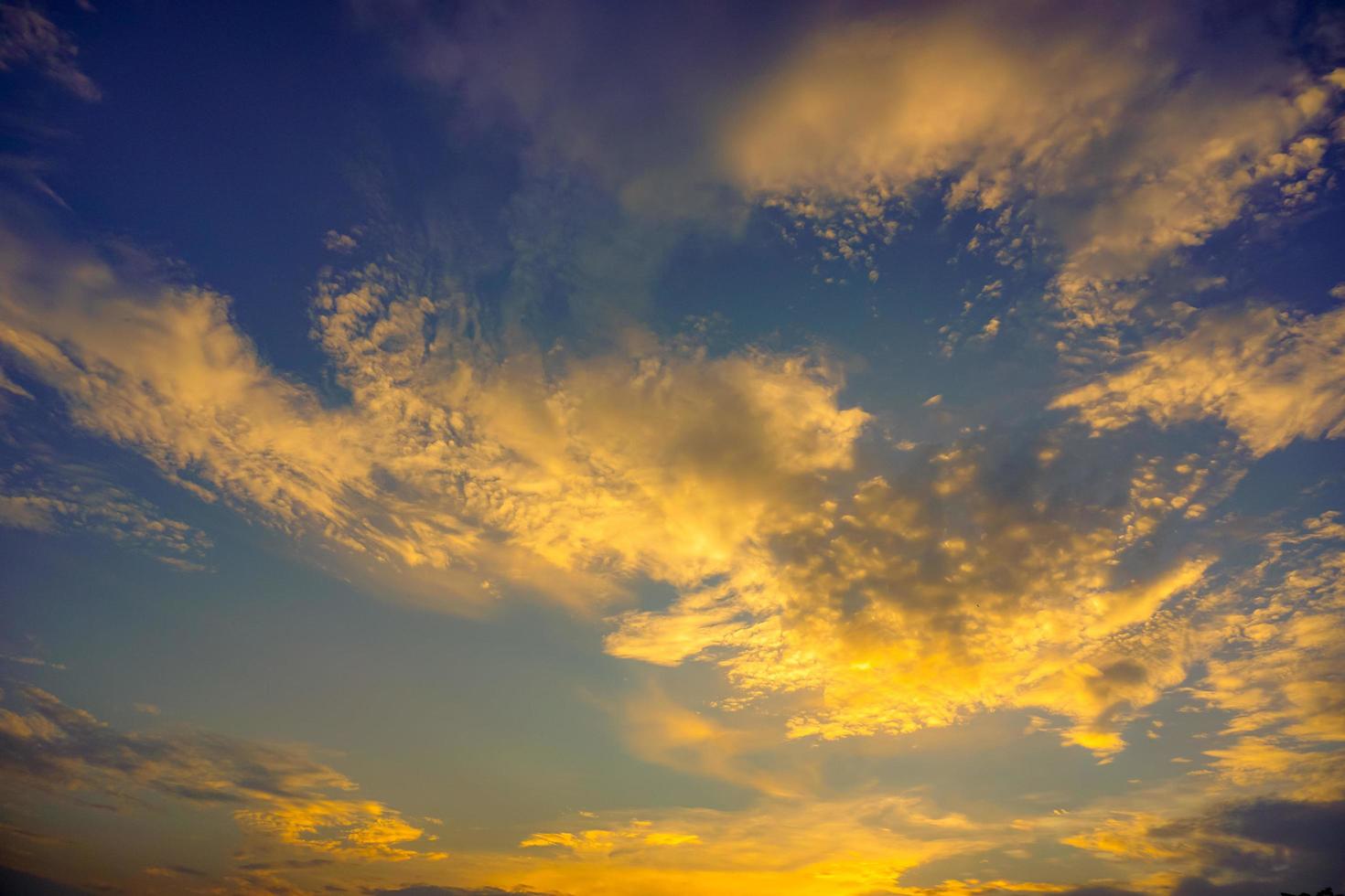 dramatischer roter und orangefarbener Himmel und abstrakter Hintergrund der Wolken. rot-orange Wolken am Sonnenuntergangshimmel. Hintergrund des warmen Wetters. Kunstbild des Himmels. abstrakter hintergrund des sonnenuntergangs. Dämmerungs- und Morgengrauenkonzeptfreies Foto