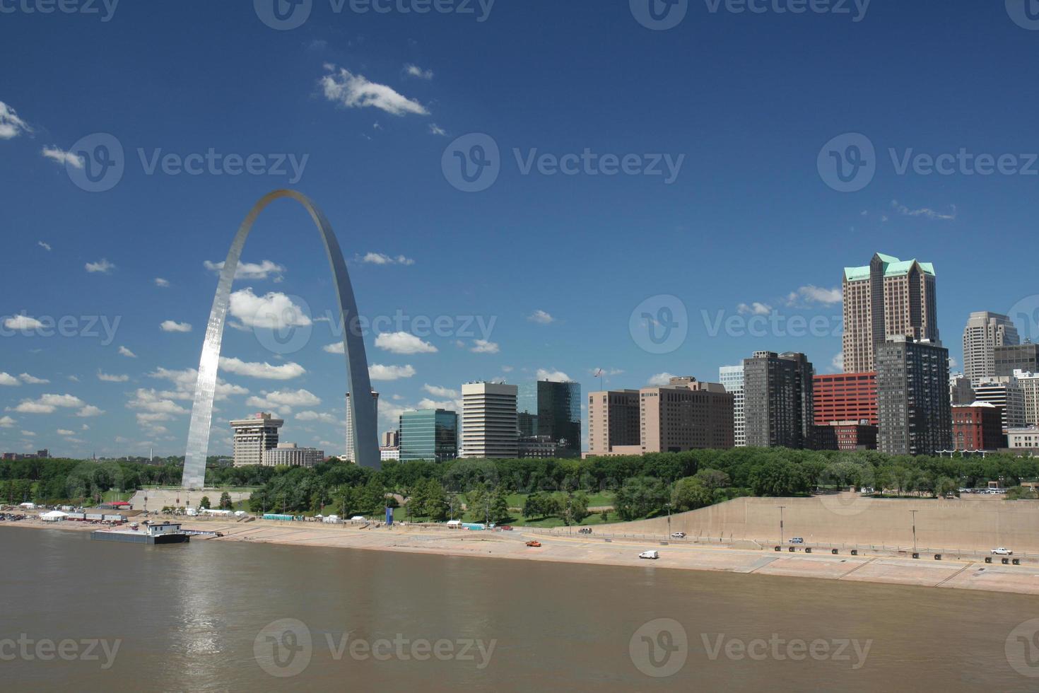 Die Skyline von St. Louis wurde tagsüber aus dem Wasser genommen foto