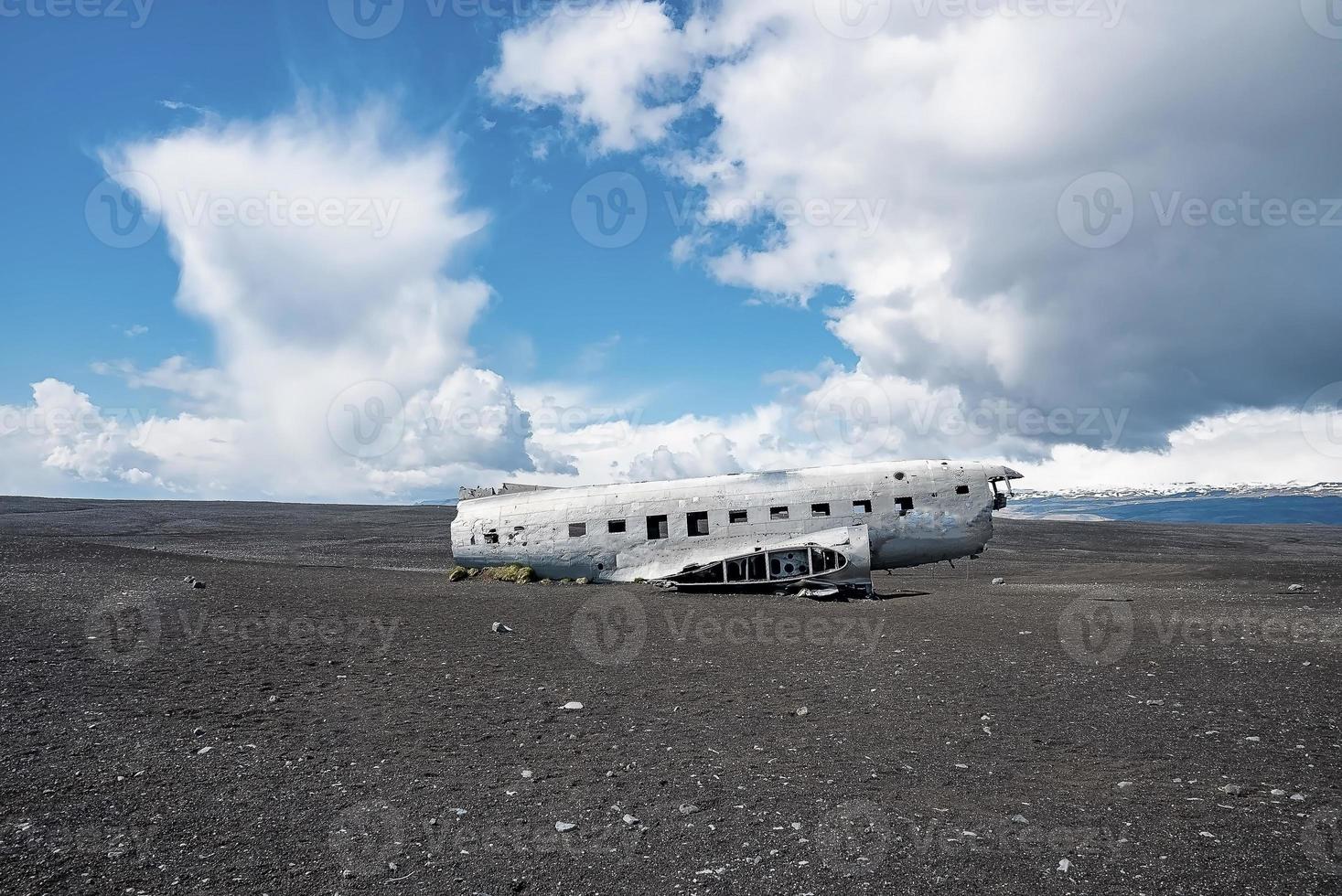 Zerbrochenes Wrack eines Militärflugzeugs am schwarzen Sandstrand in Solheimasandur gegen den Himmel foto