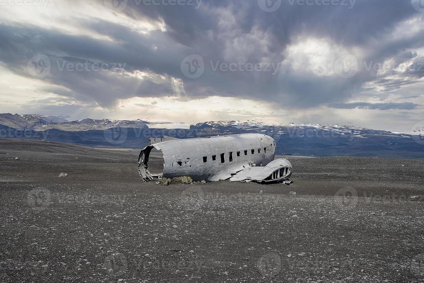 Zerbrochenes Flugzeugwrack am berühmten schwarzen Strand in Solheimasandur gegen bewölkten Himmel foto