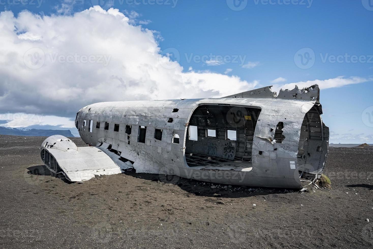 Verlassenes Militärflugzeugwrack am schwarzen Sandstrand in Solheimasandur gegen den Himmel foto