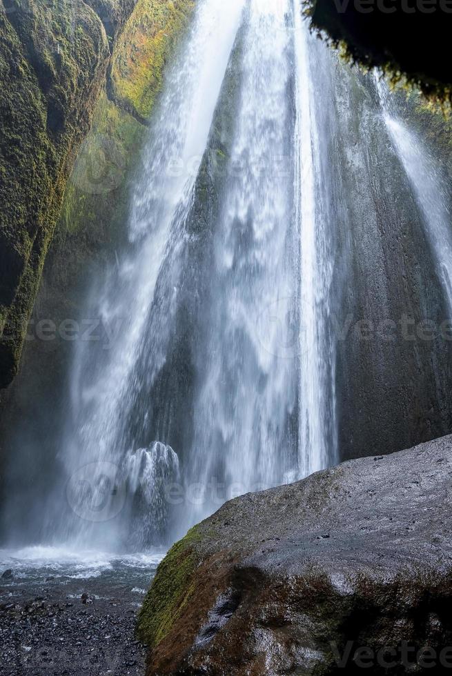 wunderschöne Kaskaden von gljufrafoss, die vom Berg fließen, versteckt in Klippen foto