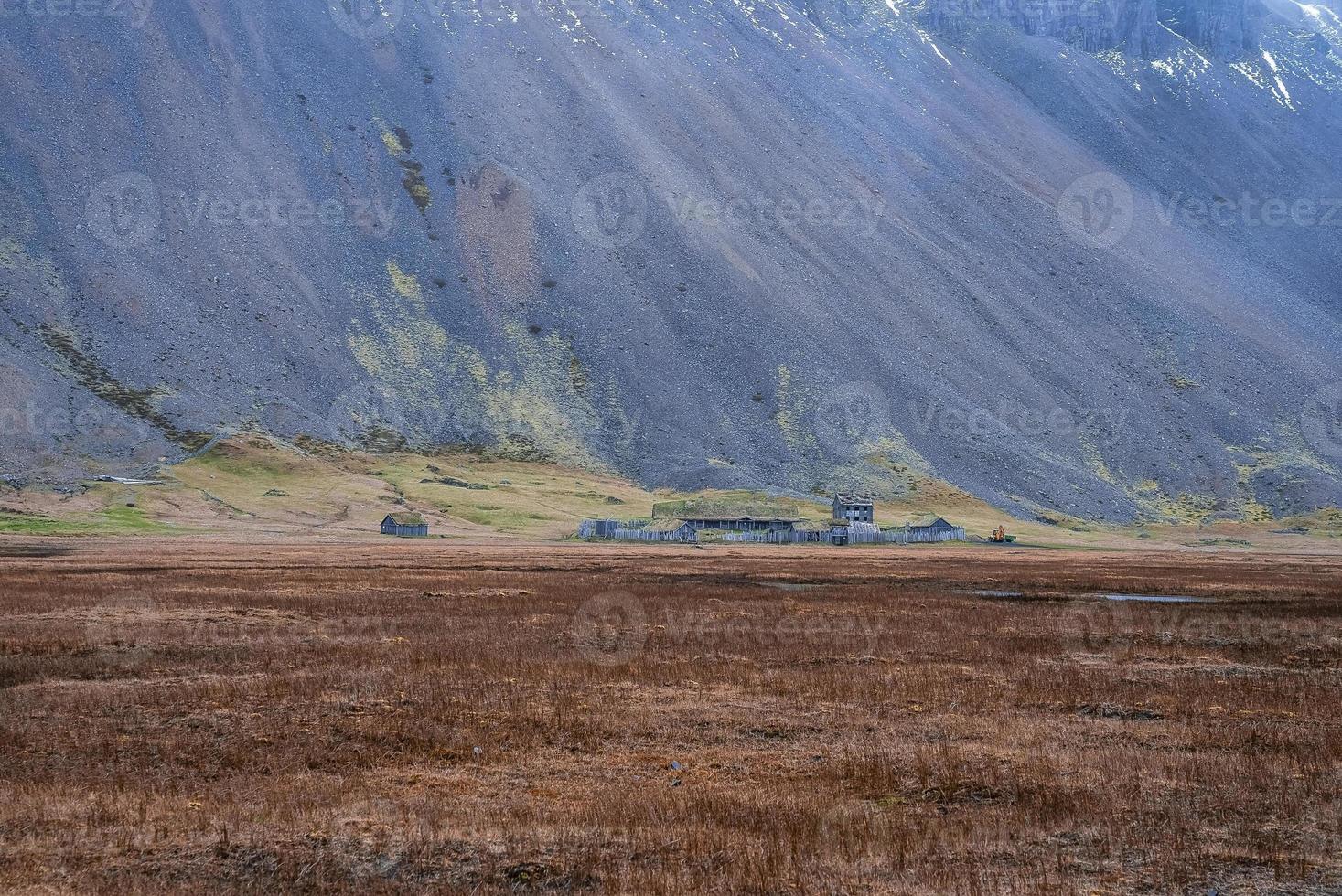 fernsicht auf das wikingerdorf in der nähe von stokksnes unter dem westrahorn foto