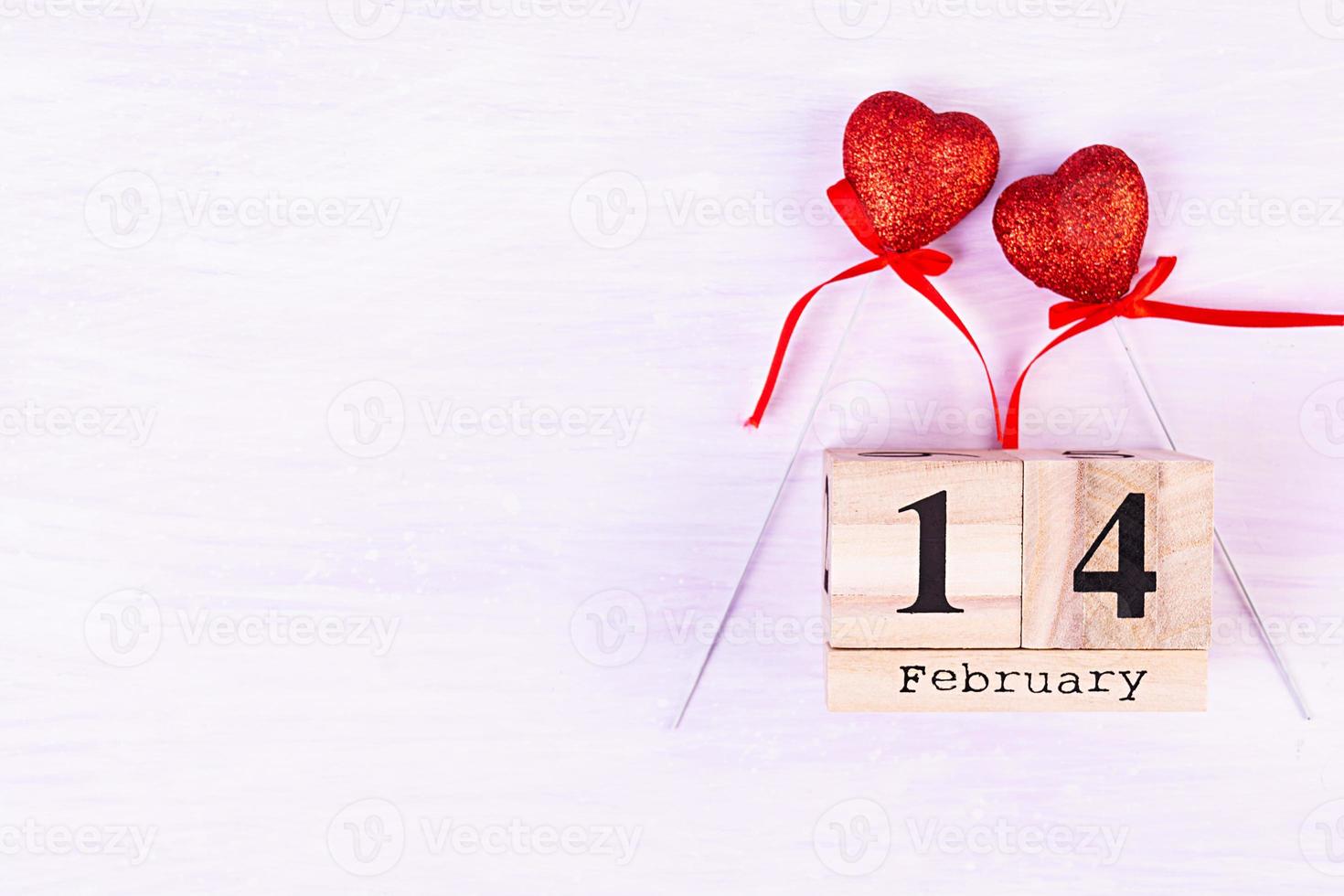 Valentinstag. Holzkalender mit dem 14. Februar darauf. foto