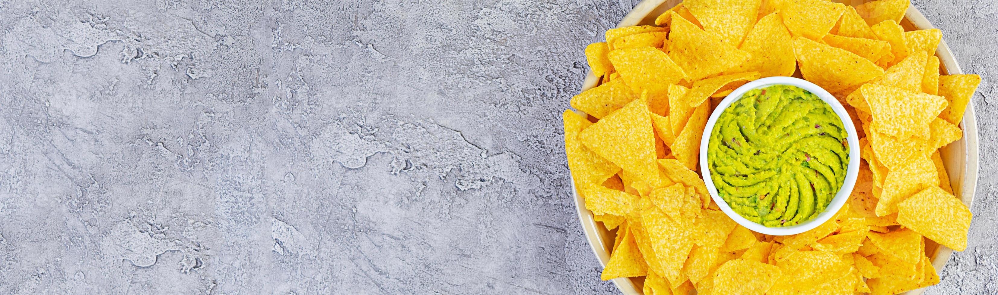 mexikanische nachos mit käse. Maischips mit Guacamole, Salsa und Tomatenketchup. foto