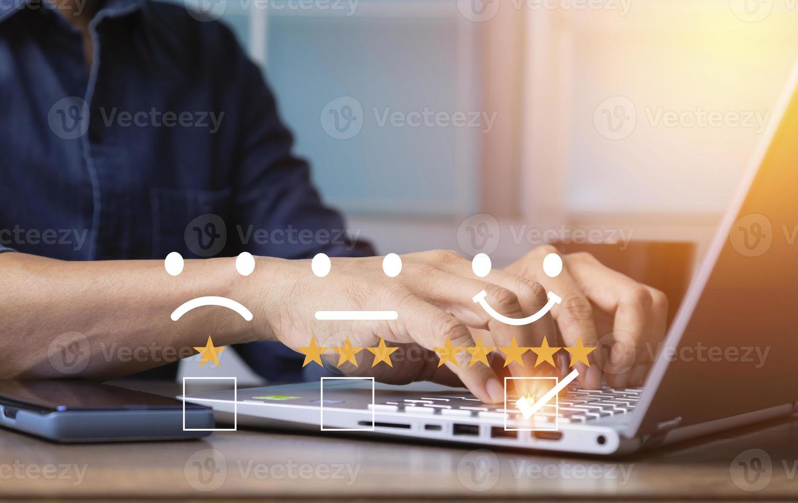 zufriedenheit kundenservice umfragekonzept, geschäftsmann handanalyse fragebogen und kombination der zufriedenheitsbewertung mit computer laptop, zufriedenheitsbewertung mit lächeln symbol fünf sterne foto