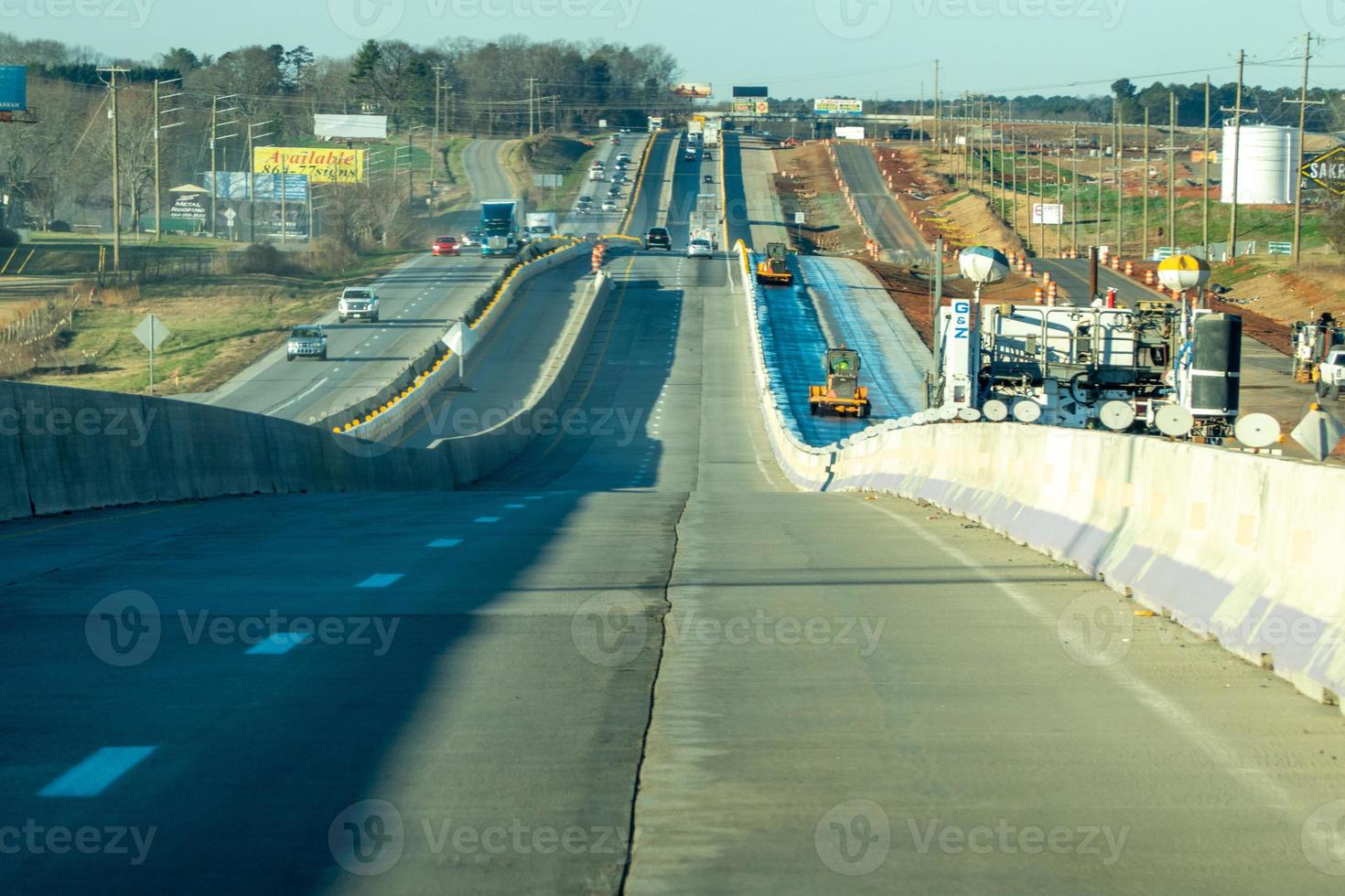 abstrakter Autobahnbau während der Fahrt foto