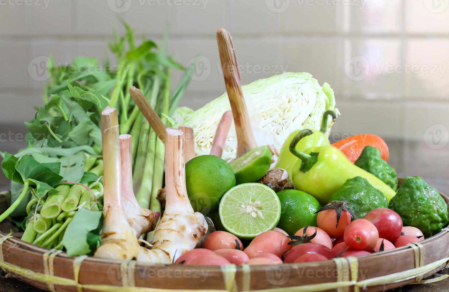 Gemüse und Kräuter im Korb mischen foto