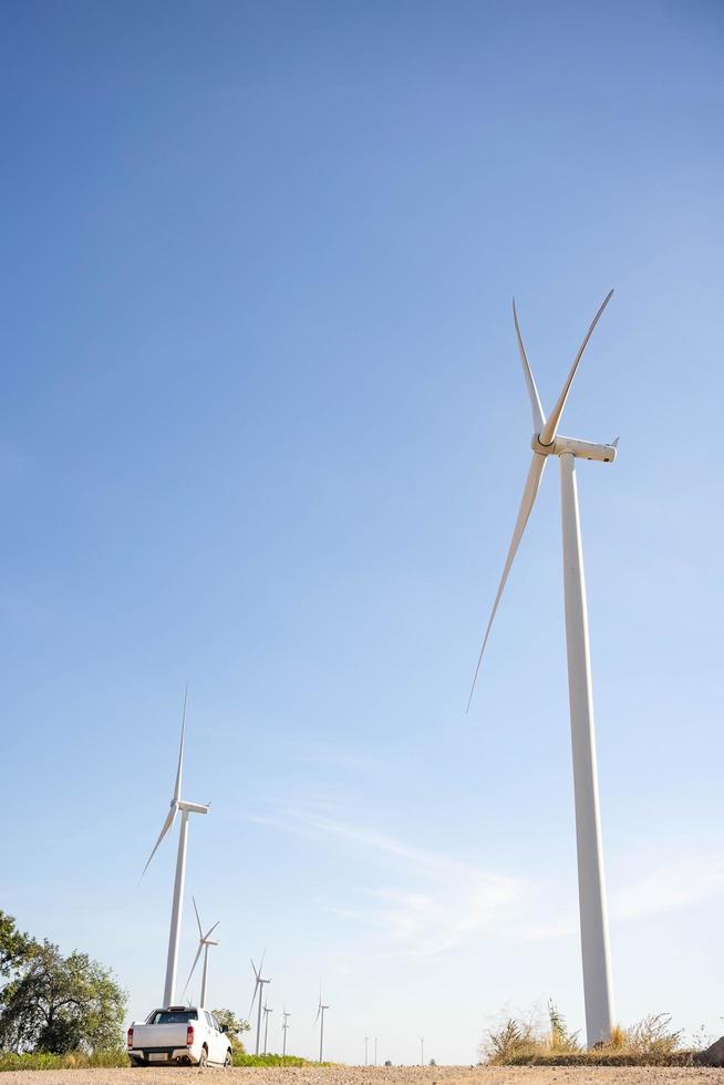 windkraftanlagen sind alternative stromquellen, das konzept nachhaltiger ressourcen, schöner himmel mit windgeneratoren, erneuerbare energien foto