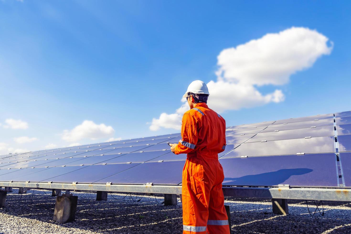 der Solarpark, Solarpanel mit Ingenieuren, die den Betrieb des Systems überprüfen, alternative Energie, um die Energie der Welt zu sparen, Photovoltaik-Modul-Idee für saubere Energieerzeugung foto