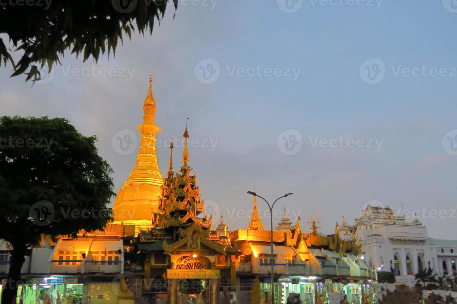 beleuchtete Sule-Pagode in Yangon, Myanmar foto
