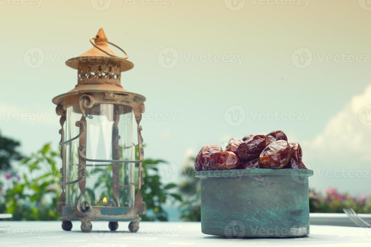 Ramadan Lampe und Datteln Obst Stillleben foto