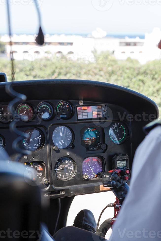 im Cockpit eines kleinen Flugzeugs foto