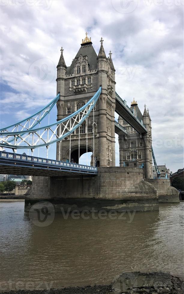 Blick auf die Tower Bridge in London foto