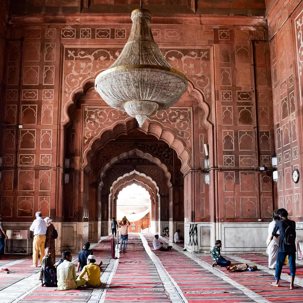 delhi, indien - 15. april 2022 - nicht identifizierte indische touristen besuchen jama masjid während der ramzan-saison in delhi 6, indien. Jama Masjid ist die größte und vielleicht prächtigste Moschee Indiens foto