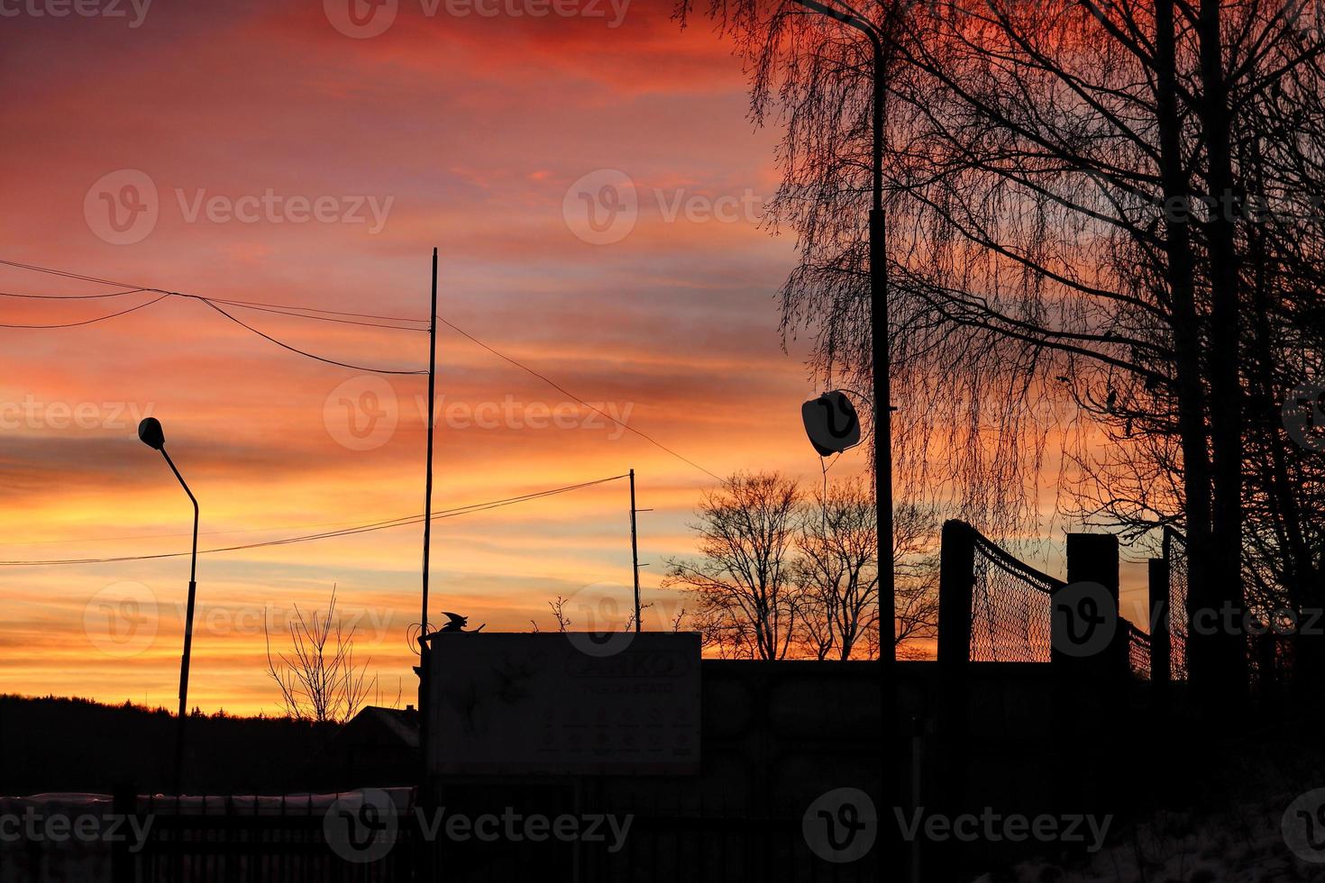 industriestadtteilschattenbilder auf schönen hellen farben des sonnenuntergangs über der stadt foto