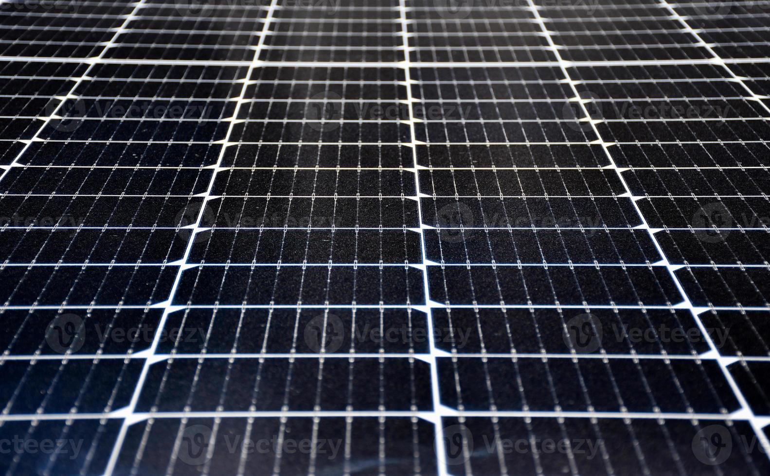 Machen Sie Nahaufnahmen von der Oberfläche des Solarmoduls. für die Produktion von Strom, der im Haus verwendet wird, um Stromrechnungen zu sparen. foto