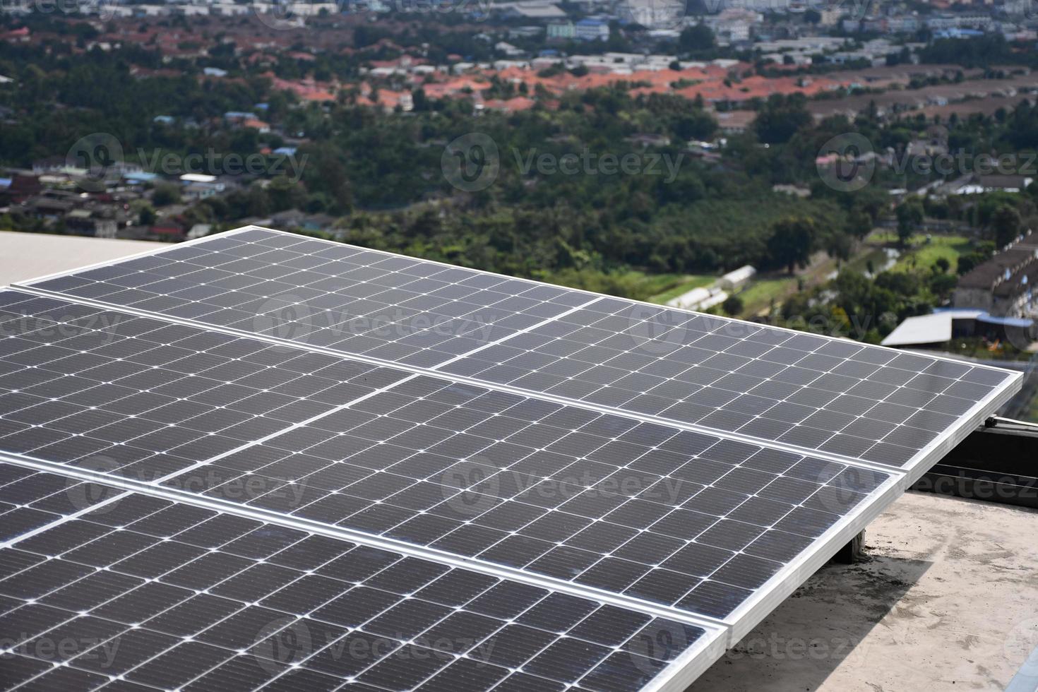 Auf dem Dach des Gebäudes sind Sonnenkollektoren installiert, um das Licht morgens zu nutzen. es ist energieerhaltung foto