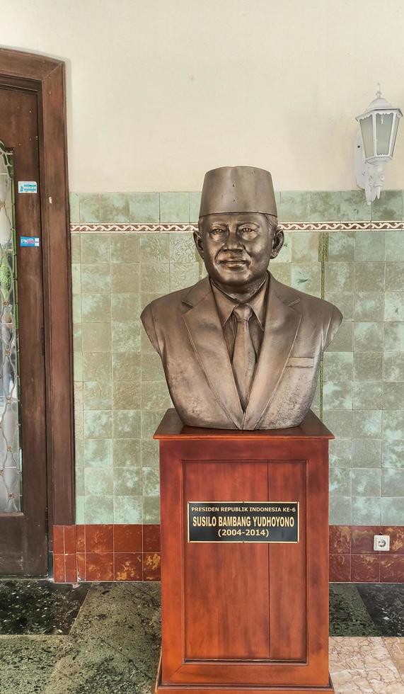 sukoharjo - 23. mai 2022 - statue des 6. präsidenten susilo bambang yudhoyono im museum ausgestellt foto