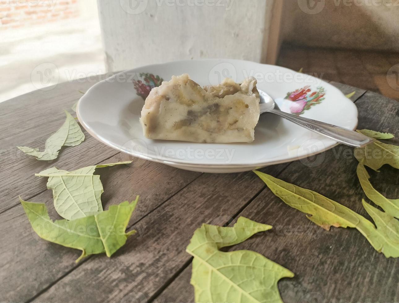 Carang gesing Essen in einem weißen Teller foto