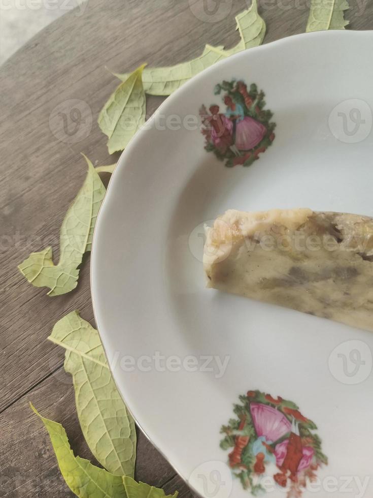 Carang gesing Essen in einem weißen Teller foto