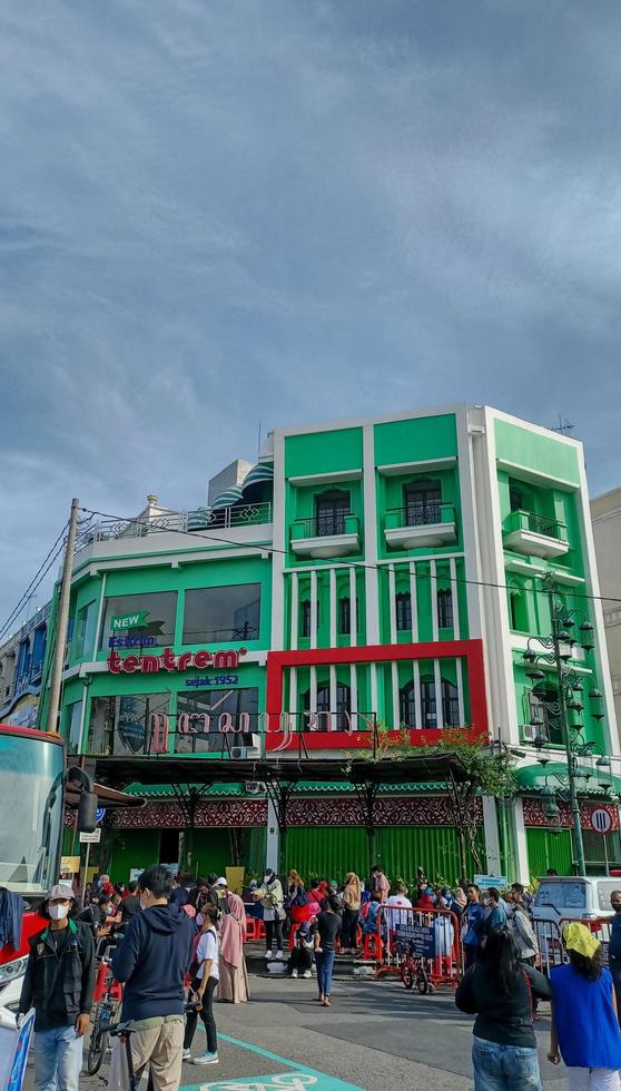 solo - 10. juni 2022 - lokales gasthausgebäude mit grüner farbe mitten in der stadt foto
